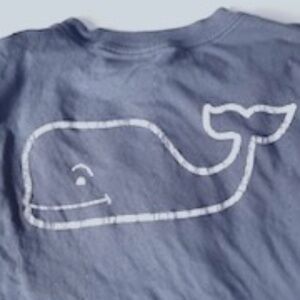 vineyard vine - kids t-shirt: icon whale in blue/grey